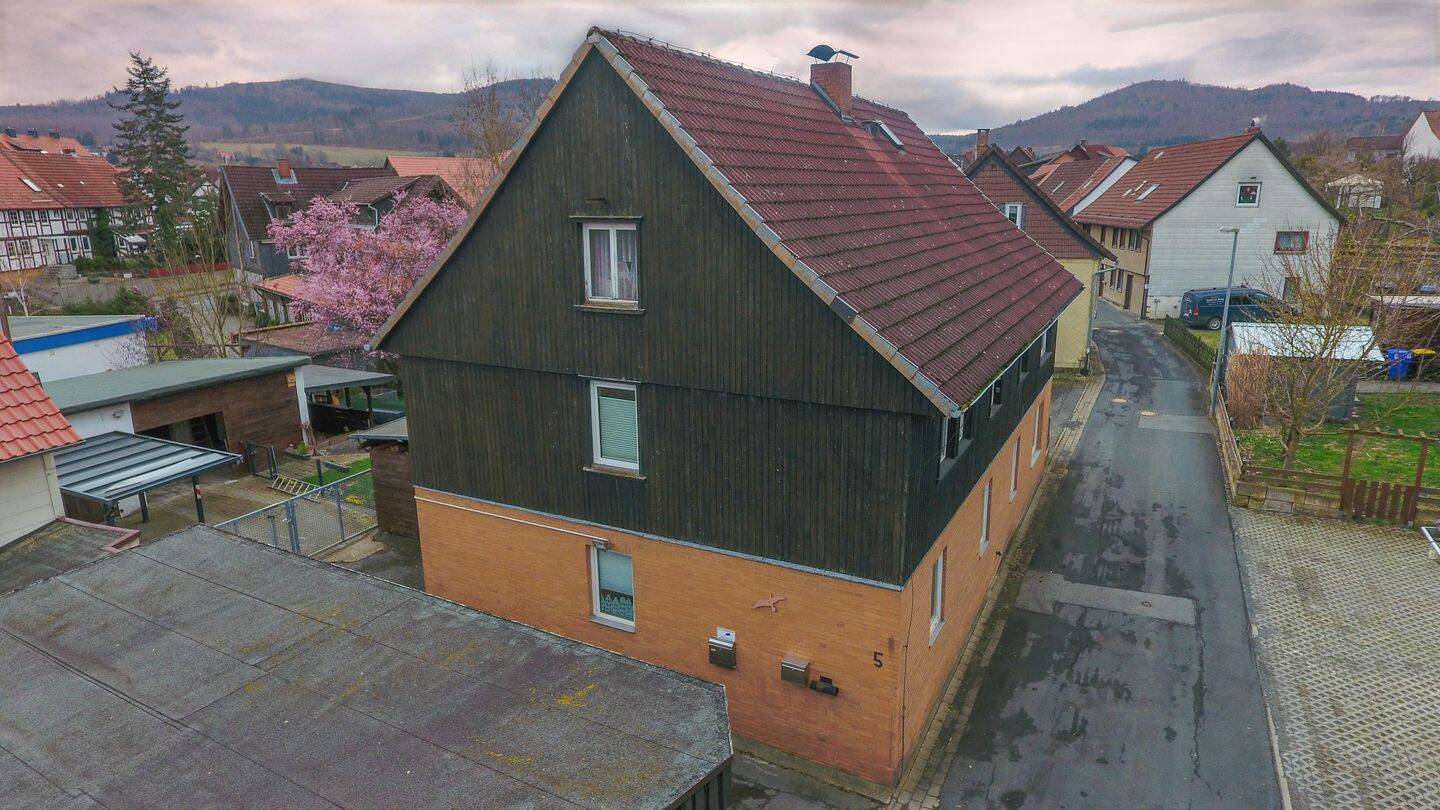 Immobilie in Langelsheim - Einfamilienhaus mit 180 m² Wohnfläche in Langelsheim OT Wolfshagen - Garage, Carport und Werkstatt vorhanden - Bild 1