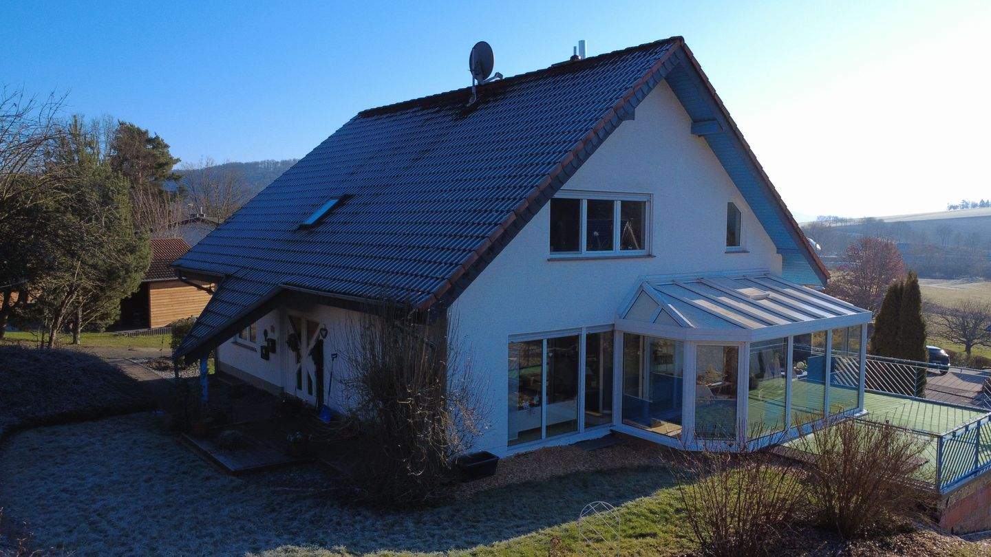 Immobilie in Naumburg - Gepflegtes Zweifamilienhaus mit Südgrundstück, PV-Anlage & vermieteter Einheit in Naumburg (Hessen) - Bild 0