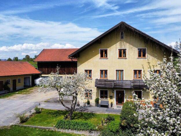 Einfamilienhaus zum Kauf provisionsfrei 469.000 € 8 Zimmer 252 m² 2.081 m² Grundstück Kreuzstr. 6 Freyung 94078