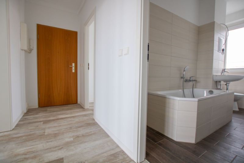 Wohnung zur Miete 378 € 3 Zimmer 60,9 m²<br/>Wohnfläche 5.<br/>Geschoss 01.03.2025<br/>Verfügbarkeit Hildesheimer Str. 46 Südstadt Halle (Saale) 06128