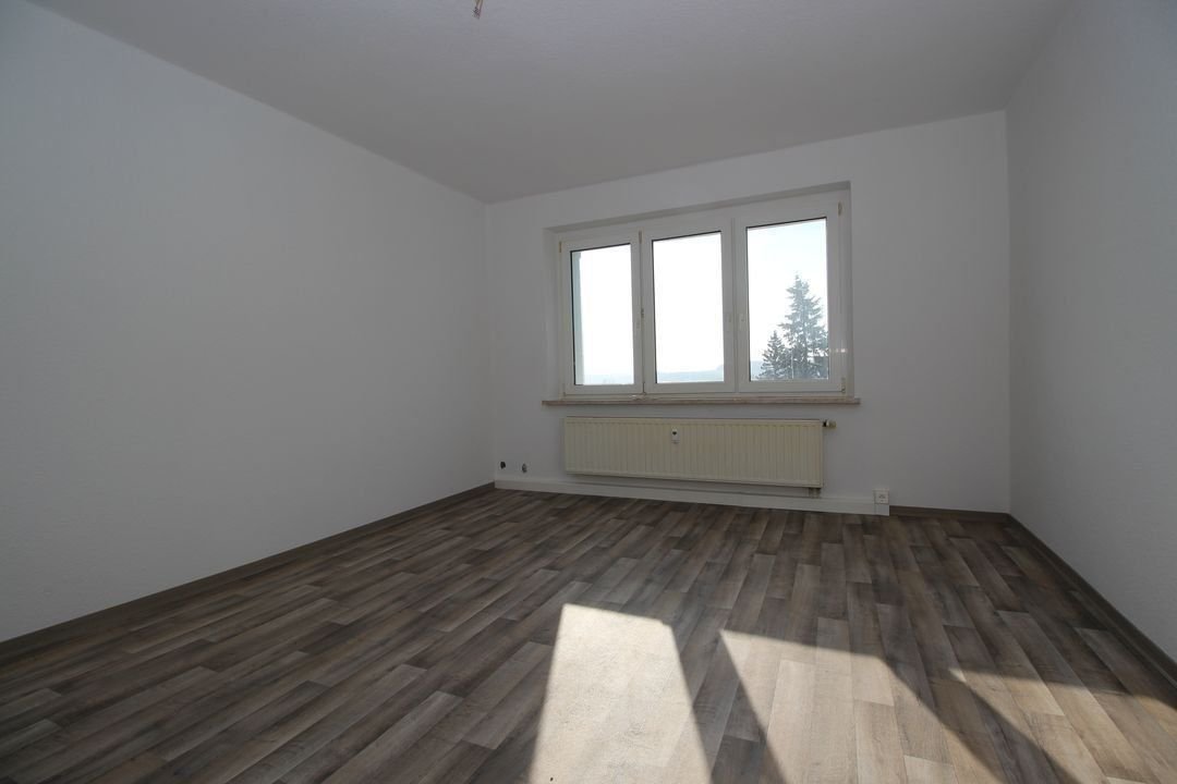 Wohnung zur Miete 318 € 3 Zimmer 57,8 m²<br/>Wohnfläche 1.<br/>Geschoss ab sofort<br/>Verfügbarkeit Bahnhofstraße 9 Reuth Reuth 08538