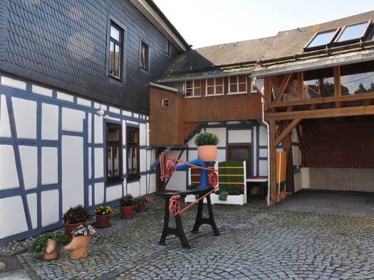 Wohn- und Geschäftshaus zum Kauf als Kapitalanlage geeignet 160.000 € 135 m² 477 m² Grundstück Schmiedefeld am Rennsteig 98711