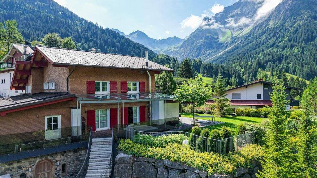 Einfamilienhaus zum Kauf 1.850.000 € 8 Zimmer 297 m² 1.196 m² Grundstück Mittelberg 6993