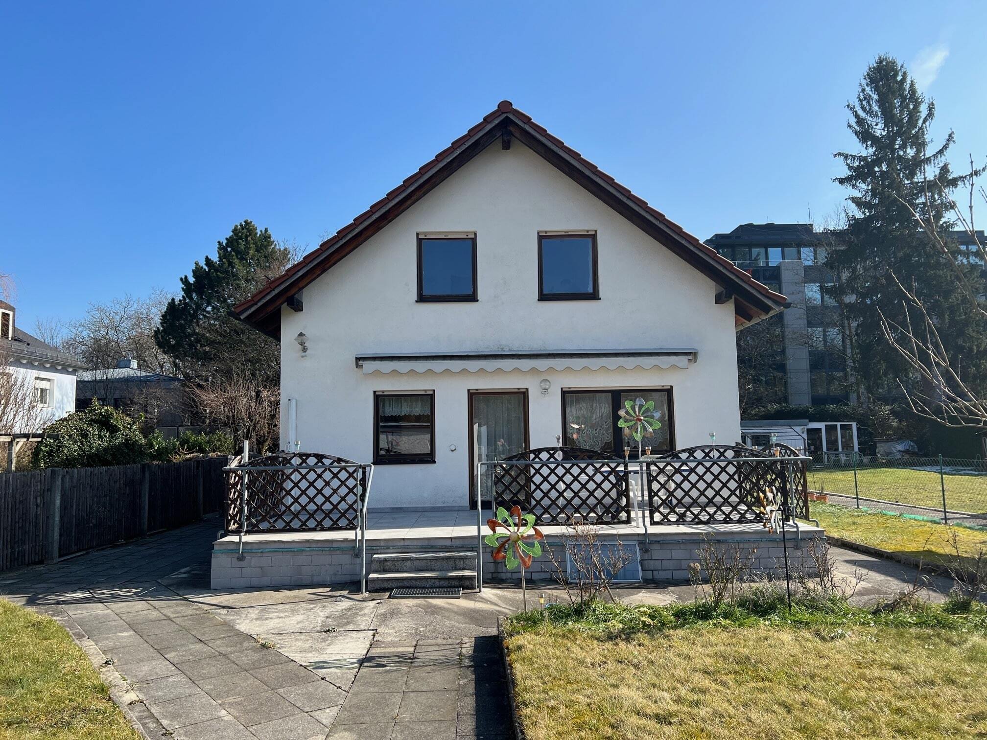 Einfamilienhaus zum Kauf 2.400.000 € 6 Zimmer 197 m²<br/>Wohnfläche 930 m²<br/>Grundstück ab sofort<br/>Verfügbarkeit Land in Sonne München 80686