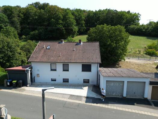 Mehrfamilienhaus zum Kauf 449.000 € 7 Zimmer 190 m² 500 m² Grundstück frei ab sofort Dorfstraße 36 Weipoltshausen Üchtelhausen 97532