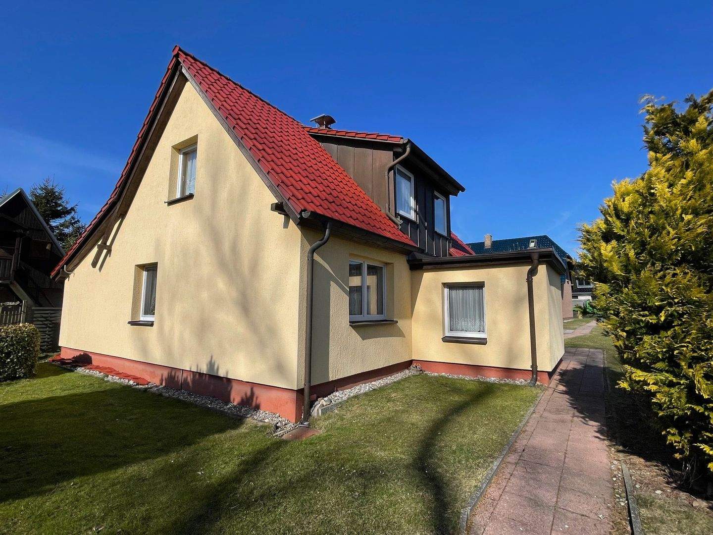 Immobilie in Altenkirchen - Wohnen mit Perspektive:Zwei Häuser, ein Grundstück-flexible Nutzungsmöglichkeiten inkl. - Bild 2