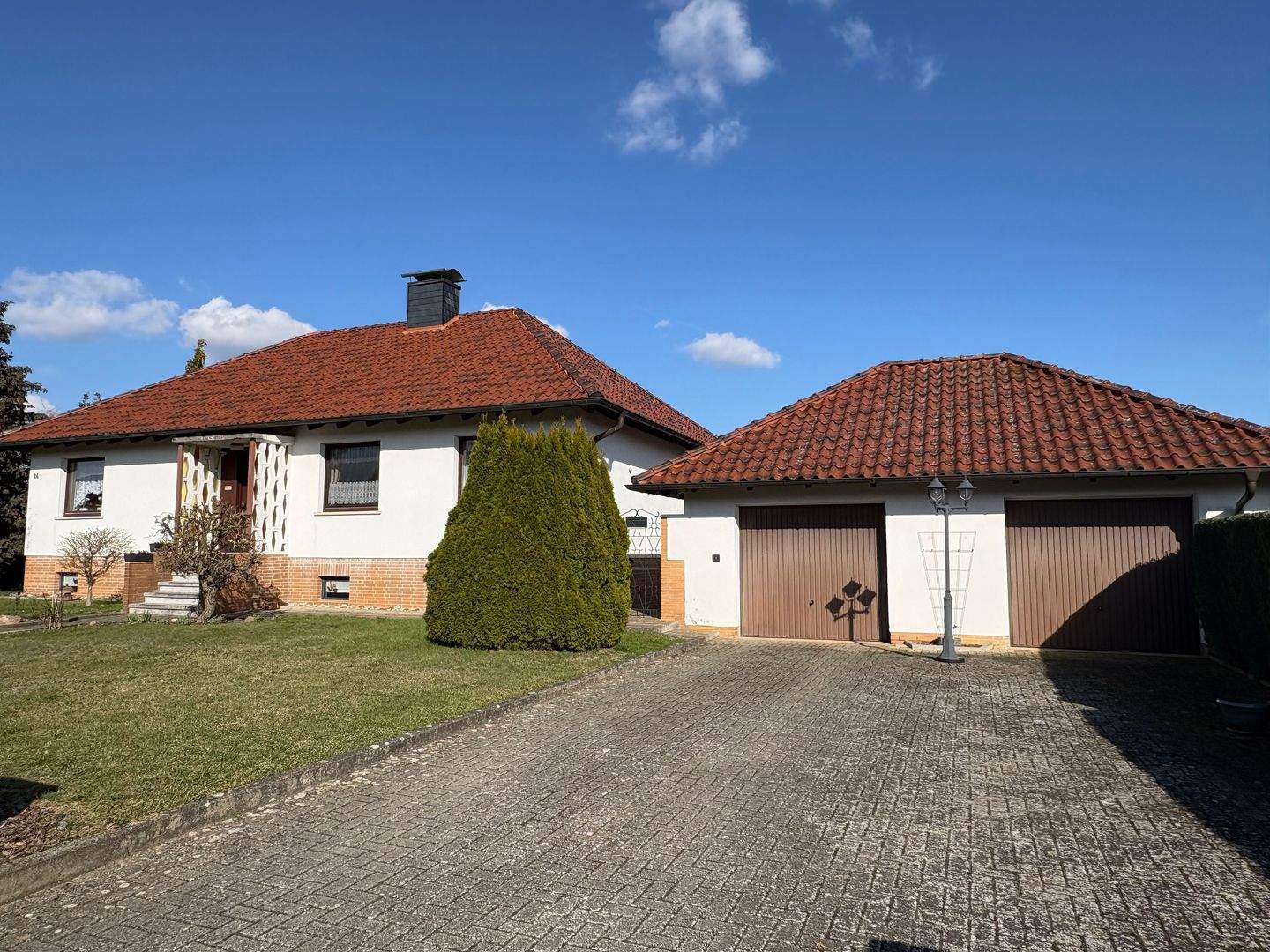 Immobilie in Wolsdorf - Schmucker Bungalow mit Vollkeller und 2 Garagen - Bild 1