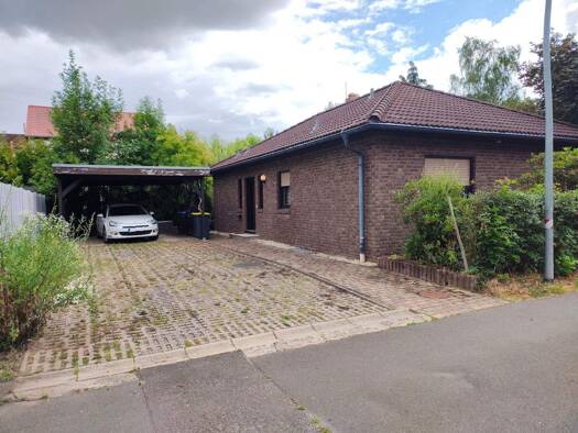 Haus zur Miete 1.600 € 3 Zimmer 98 m² 798 m² Grundstück Löbschütz Zwenkau 04442