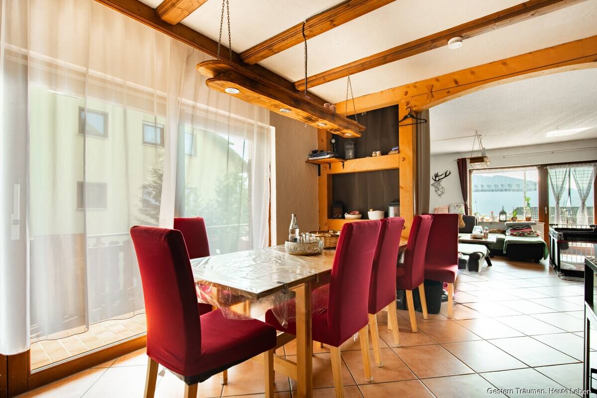 Immobilie in Titisee-Neustadt - Maisonette-Wohnung mit insgesamt 4 Zimmern, 2 Balkonen und 1 große Terrasse in Neustadt zu verkaufen - Bild 1