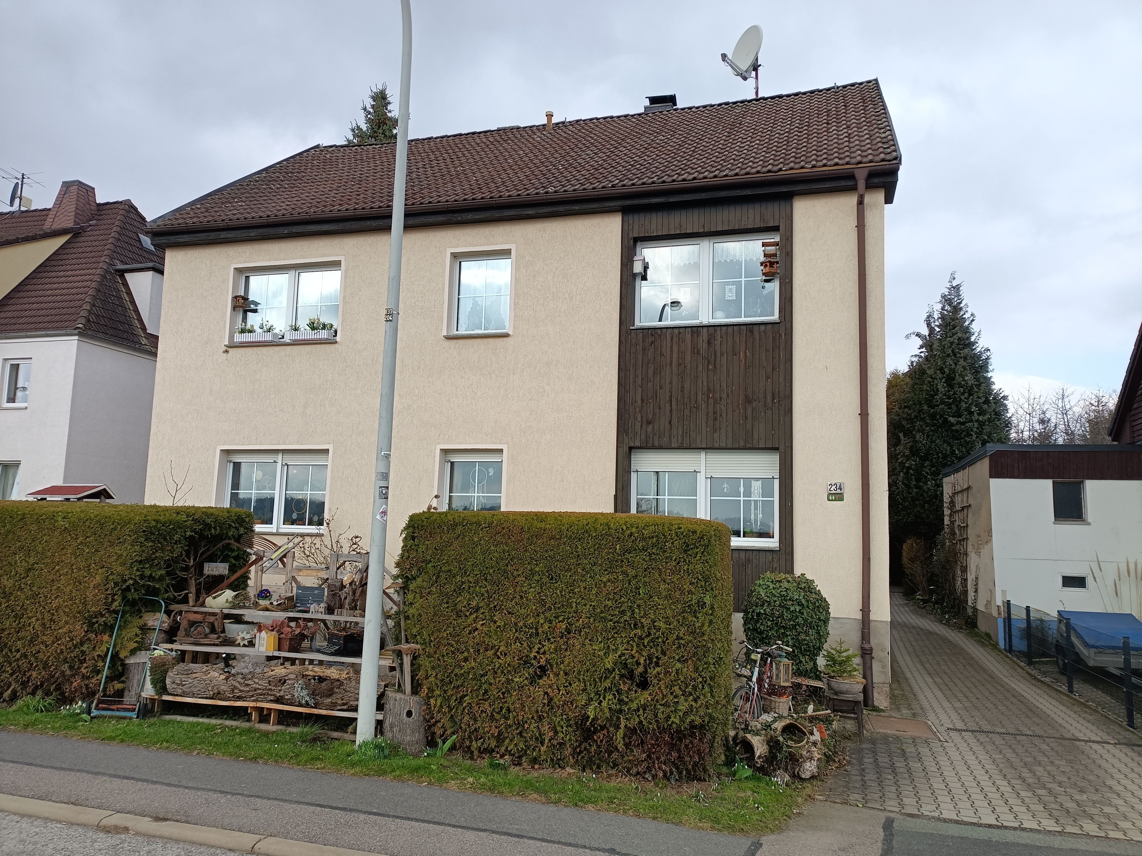 Mehrfamilienhaus zum Kauf 350.000 € 6 Zimmer 196 m²<br/>Wohnfläche 1.090 m²<br/>Grundstück Lengenfelder Straße Hüttelsgrün Zwickau 08064