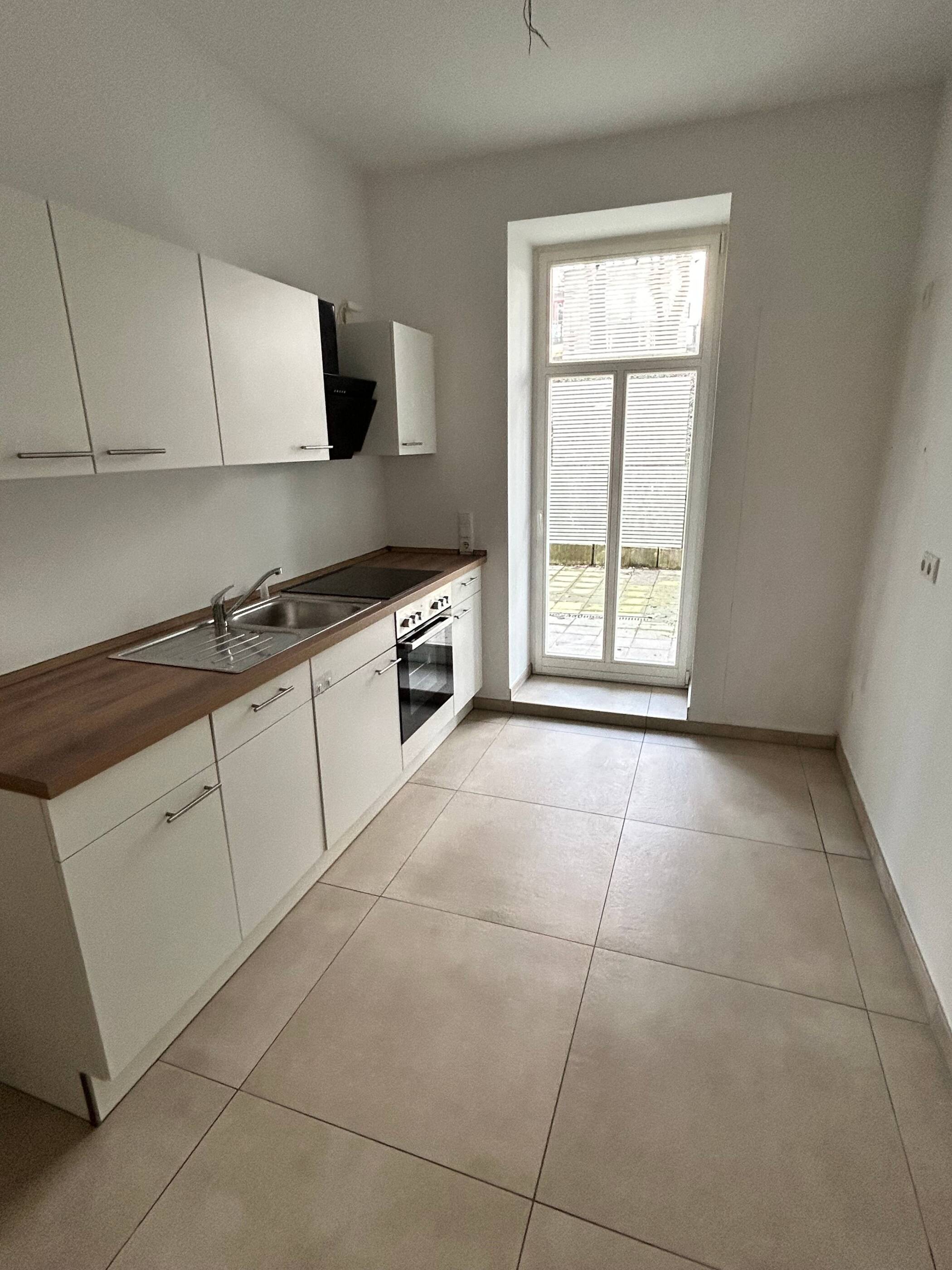 GEMÜTLICHE WOHNUNG MIT PARKETT, TERRASSE, FUßBODENHEIZUNG, EBK SOWIE MODERNEM DUSCHBAD – Sonnenstraße 75, 9130 Chemnitz – Vorschaubild 4