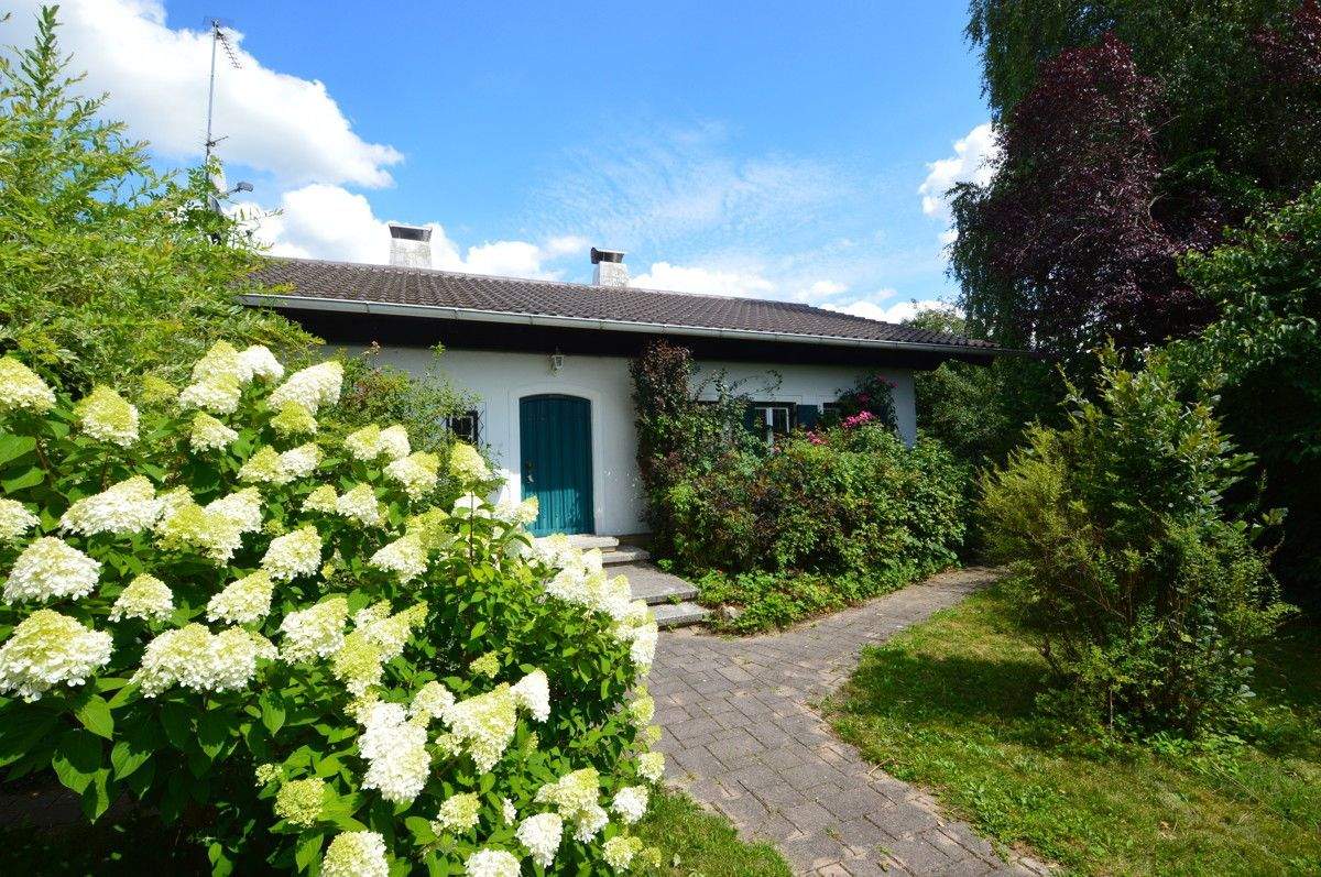 Immobilie in Postmünster - Zwei Einfamilienhäuser (EFH + Bungalow) in herrlich ruhiger Lage - auch teilbar - Bild 1