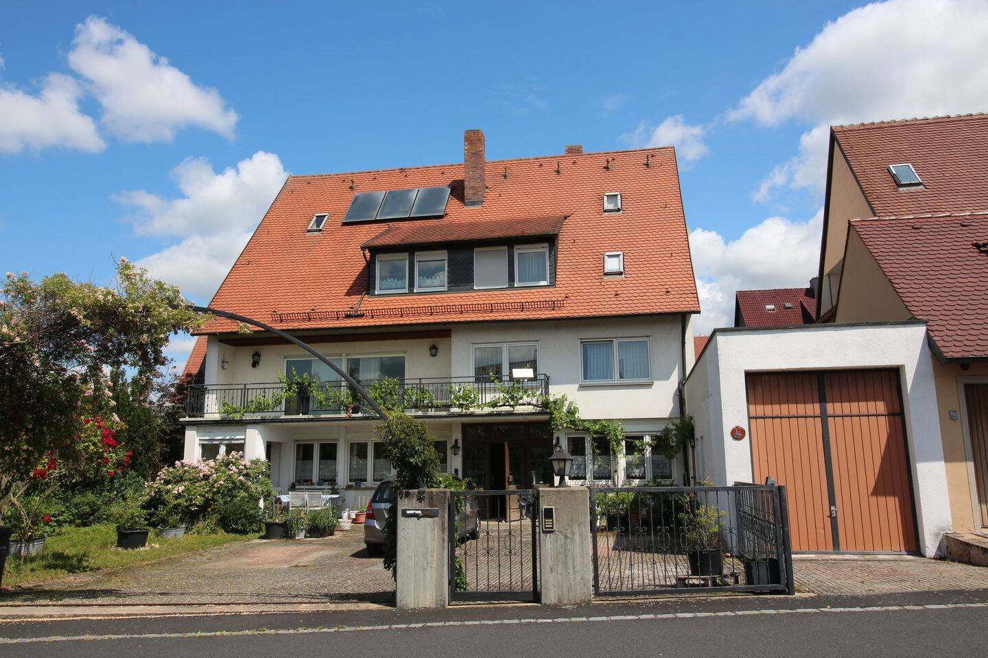 Immobilie in Rödelsee - Investition 3 Wohnungen und 5 Einzimmerappartements - Bild 2