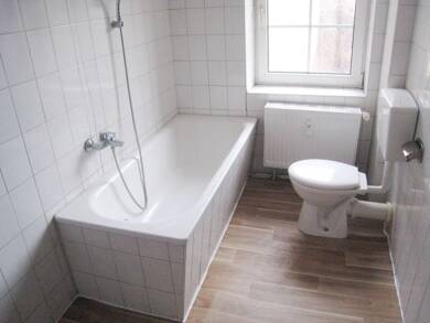Wohnung zur Miete 425 € 4 Zimmer 93,6 m² frei ab 01.08.2025 Merseburg Merseburg 06217