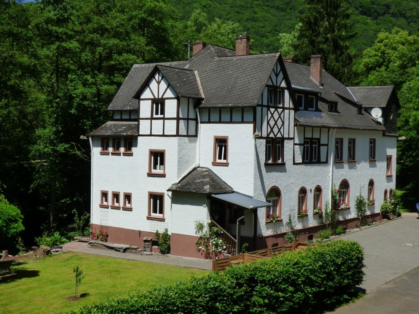 Villa zum Kauf provisionsfrei 739.000 € 19 Zimmer 450 m²<br/>Wohnfläche 3.239 m²<br/>Grundstück Alf 56859