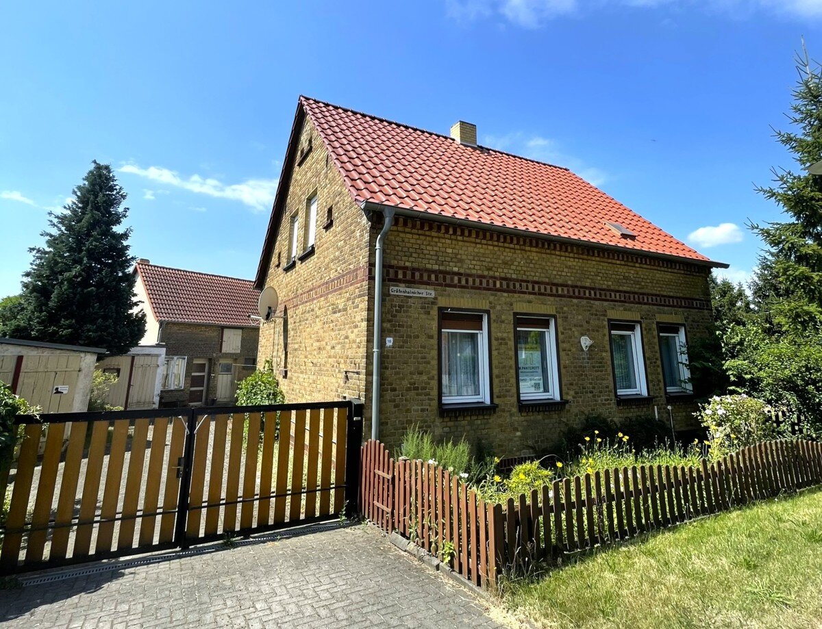 Einfamilienhaus zum Kauf 89.000 € 5 Zimmer 109,7 m²<br/>Wohnfläche 1.384 m²<br/>Grundstück Gräfenhainicher Straße 18 Schköna Gräfenhainichen/ Schköna 06773