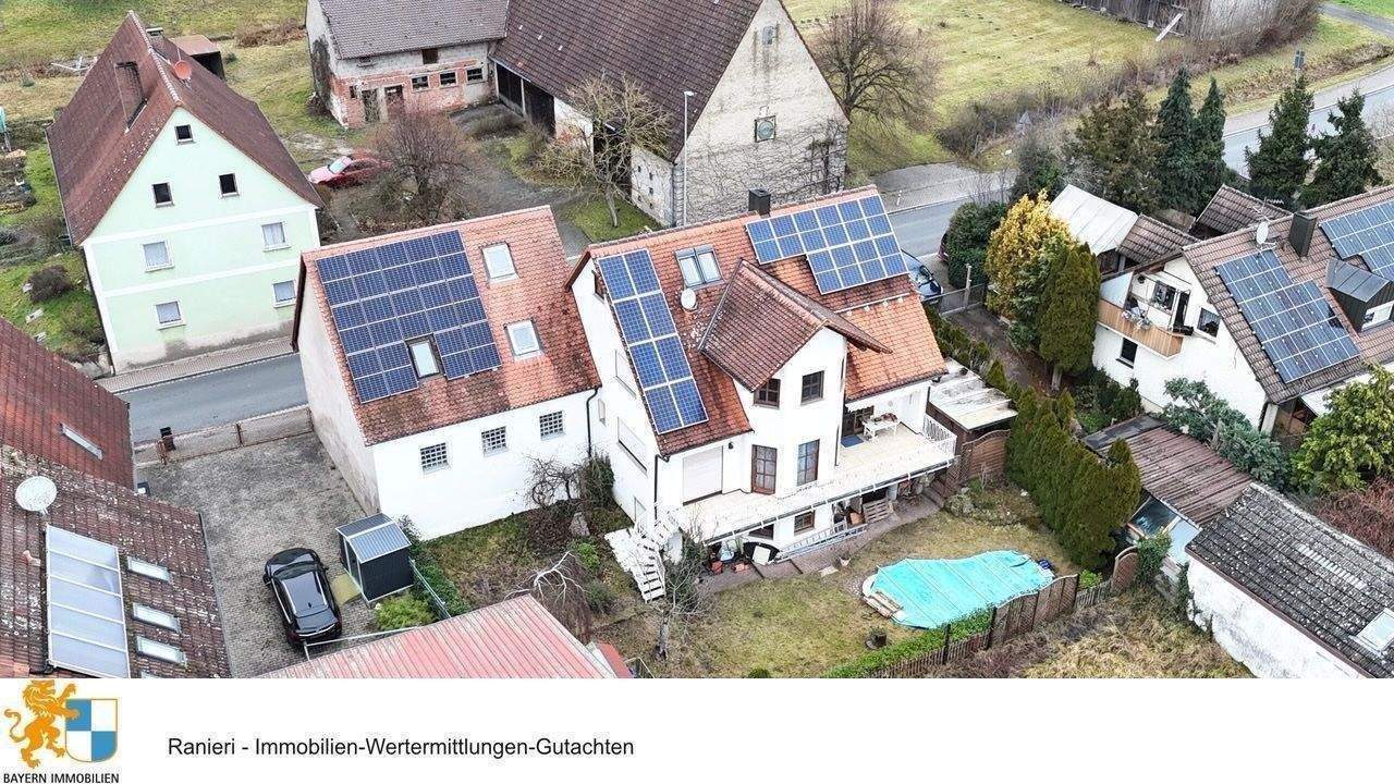 Immobilie in Weisendorf - Wohnhaus mit großem Nebengebäude zur  vielseitigen Nutzung und Garagen mit schönem Garten und Pool - Bild 2
