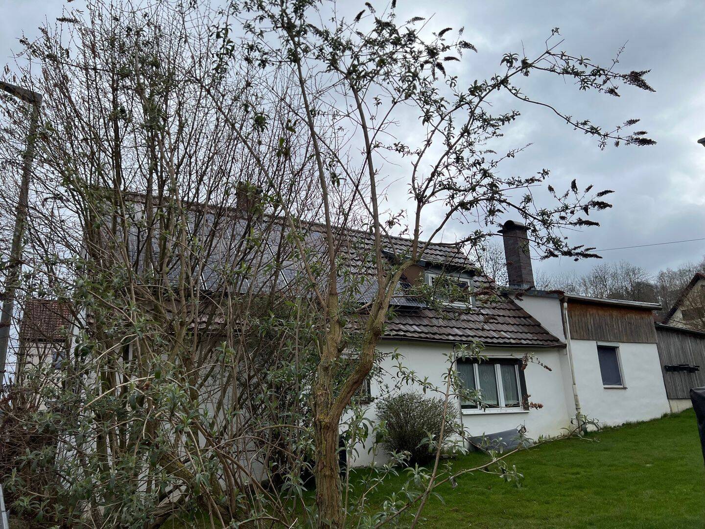 Immobilie in Binswangen - Gepflegtes Einfamilienhaus in Binswangen – modernisiert, mit Garten - Bild 1