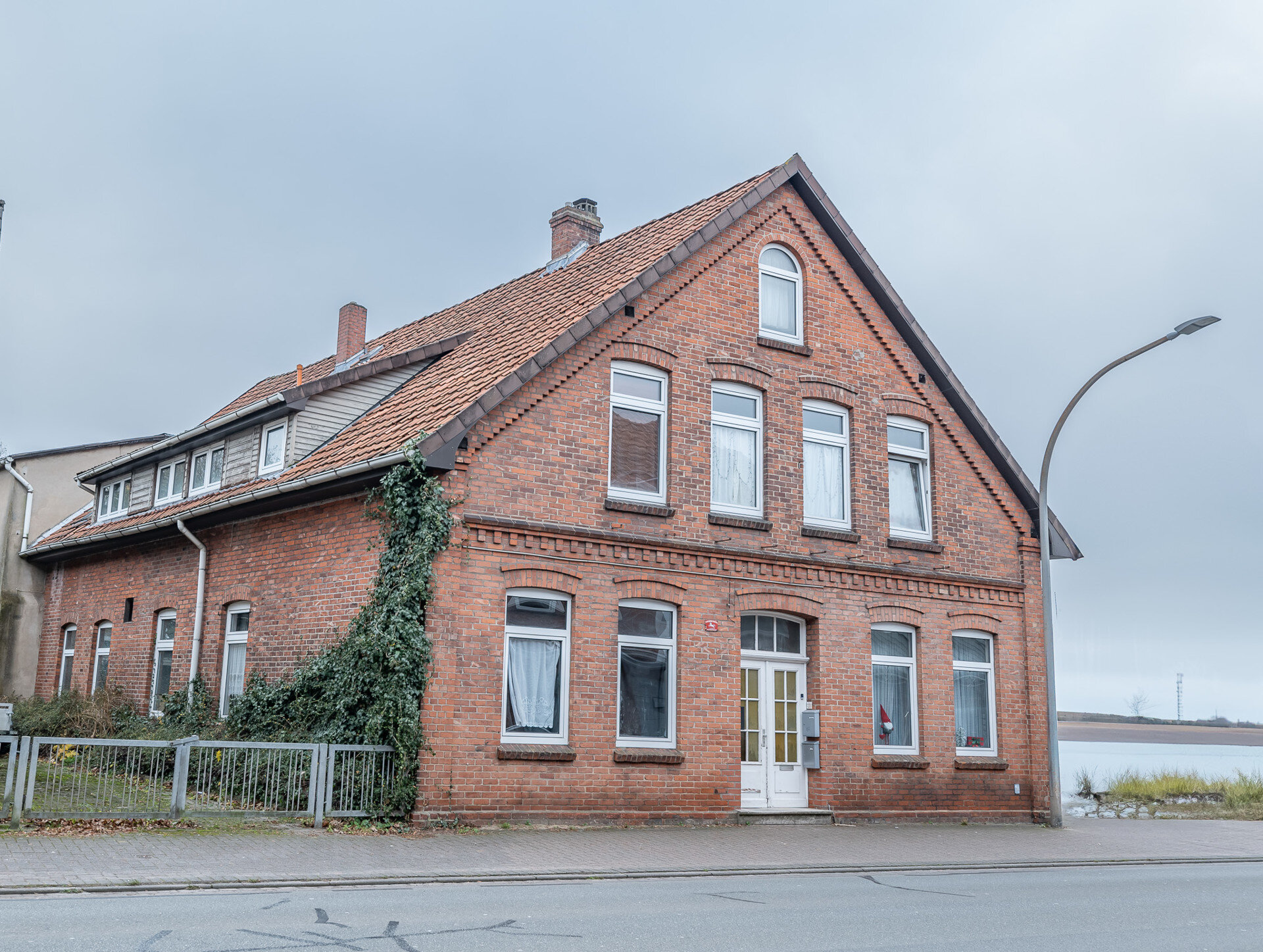 Mehrfamilienhaus zum Kauf provisionsfrei 298.000 € 9 Zimmer 241,3 m²<br/>Wohnfläche 1.120,7 m²<br/>Grundstück Dammstraße 4 Bremervörde Bremervörde 27432