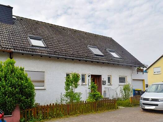 Doppelhaushälfte zum Kauf 188.500 € 5 Zimmer 135 m² 454 m² Grundstück Strinz-Trinitatis Hünstetten 65510