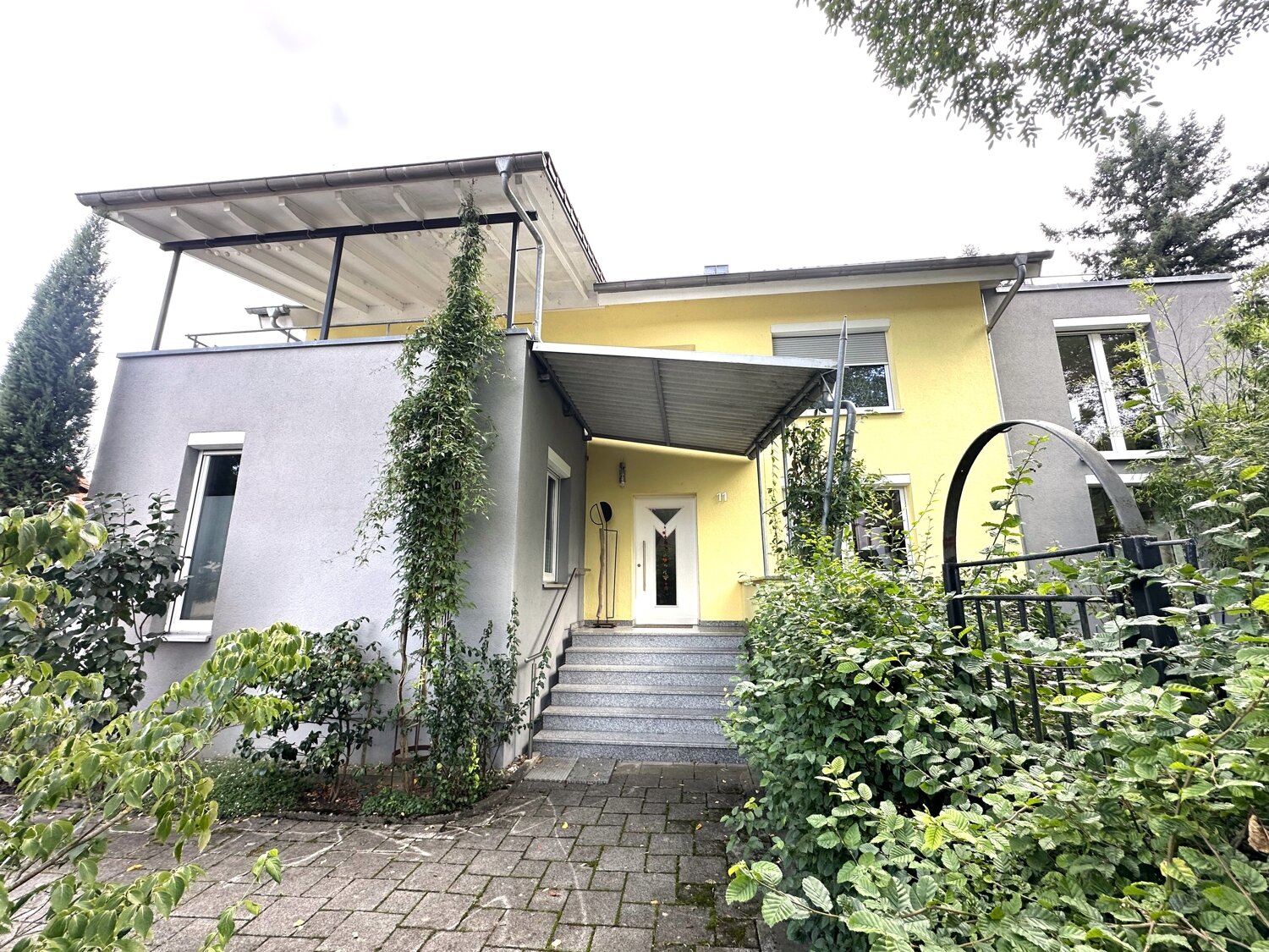 Mehrfamilienhaus zum Kauf provisionsfrei 1.038.500 € 8 Zimmer 277,6 m²<br/>Wohnfläche 1.019 m²<br/>Grundstück 01.03.2025<br/>Verfügbarkeit Hugstetten March-Buchheim 79232