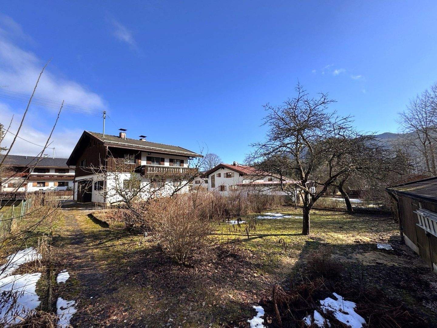 Immobilie in Schleching - Älteres EFH mit Einliegerwohnung und großem Südgarten zum ruhigen Naturrand - Bild 0