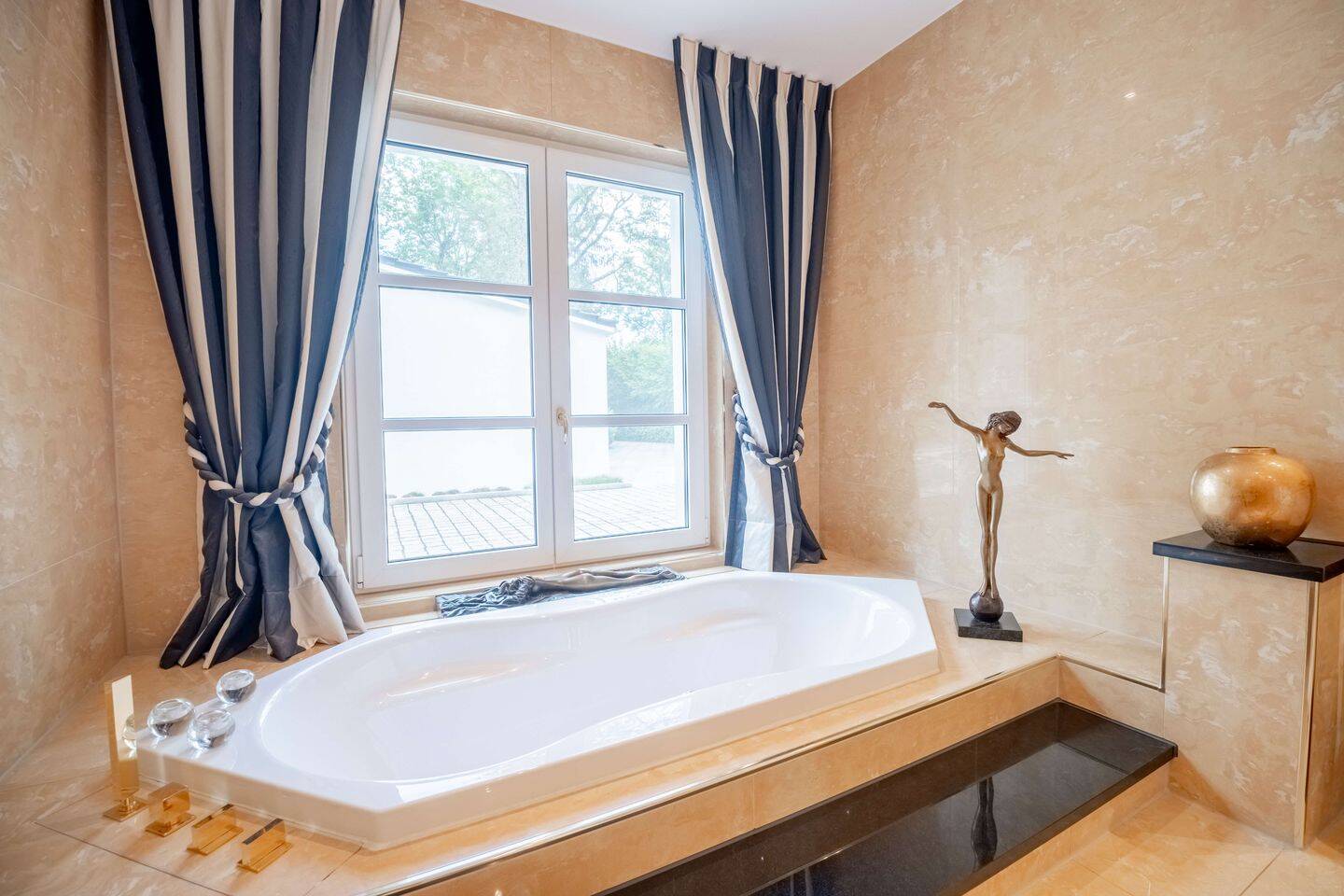 Property thumbnail 11