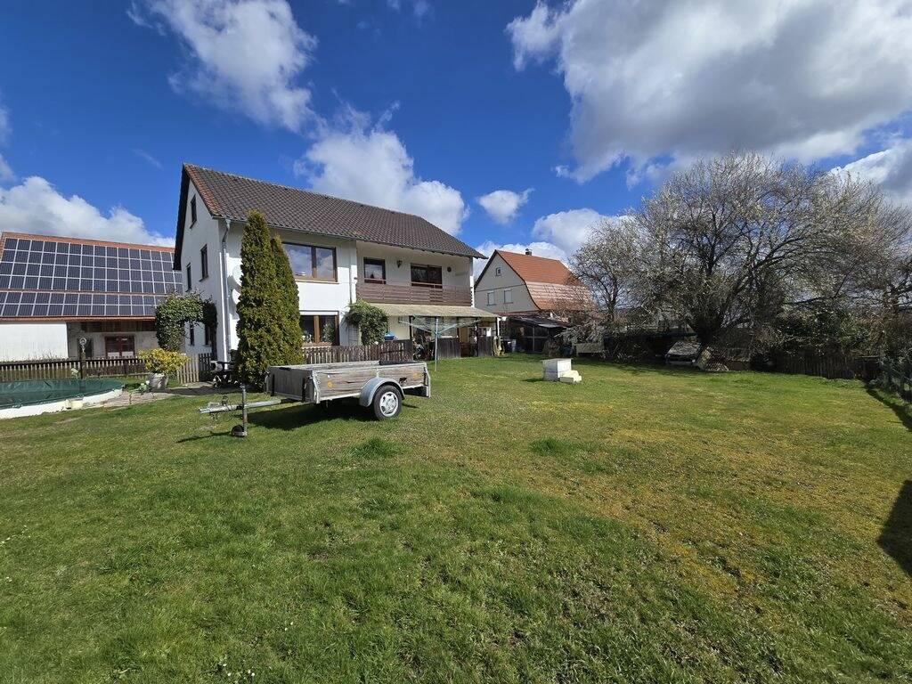 Immobilie in Gschwend - Gepflegtes Zweifamilienhaus auf großem Grundstück mit zwei Garagen - Bild 2