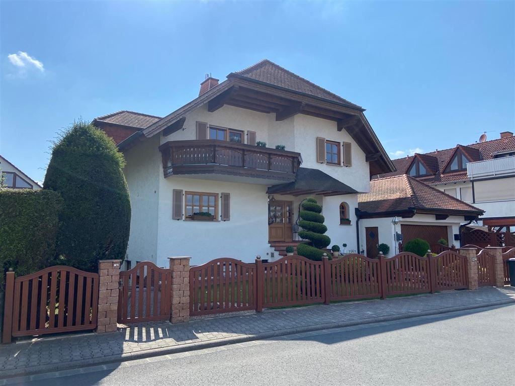 Einfamilienhaus zum Kauf provisionsfrei 844.500 € 8 Zimmer 258 m²<br/>Wohnfläche 683 m²<br/>Grundstück Langenselbold 63505