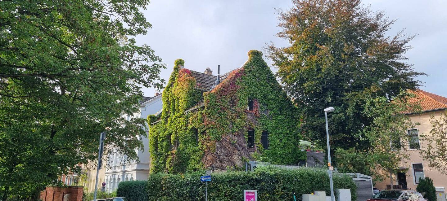 Wohen über 2 Etagen in möglichen 7 Zimmern mit Gartenteil