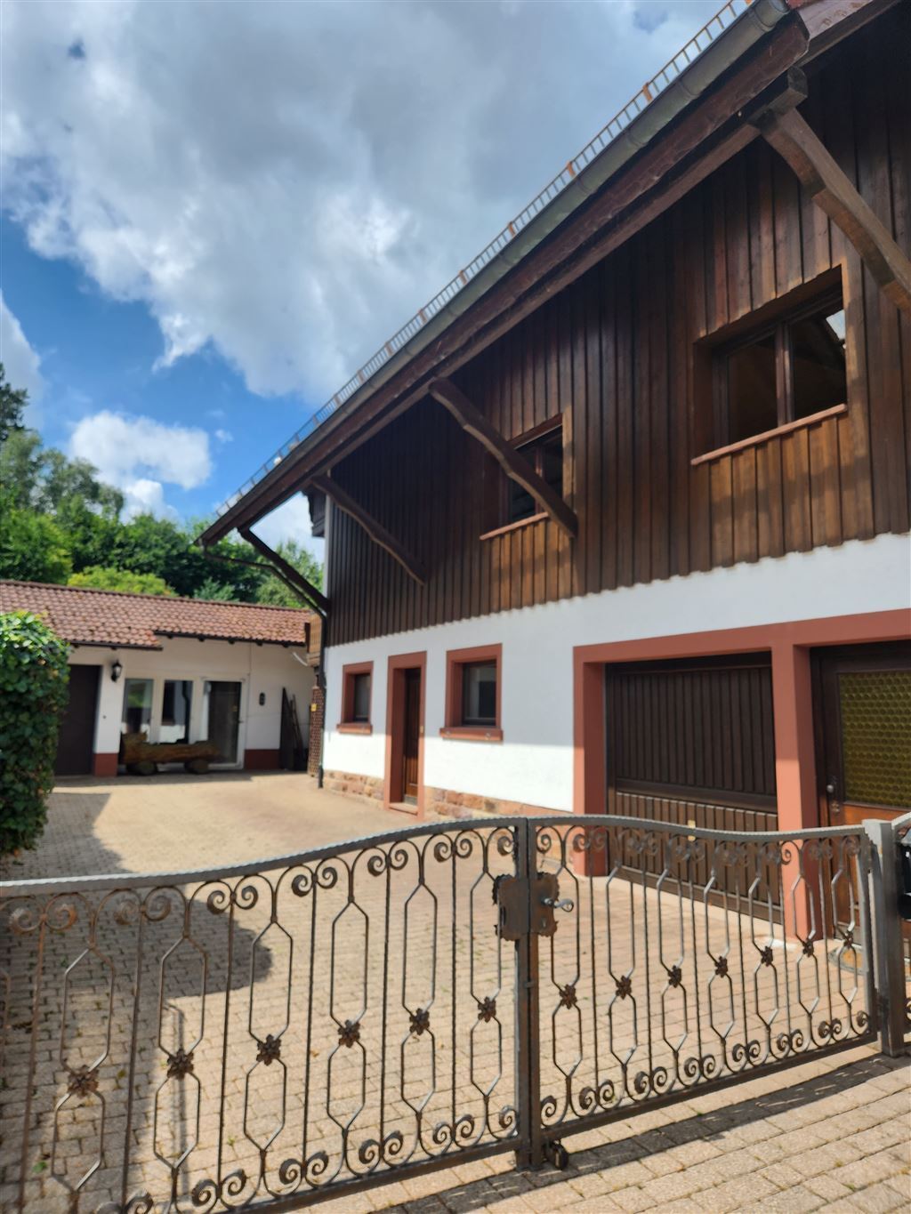 Mehrfamilienhaus zum Kauf 510.000 € 7 Zimmer 200 m²<br/>Wohnfläche 853 m²<br/>Grundstück ab sofort<br/>Verfügbarkeit Guttenbach Neckargerach 69437