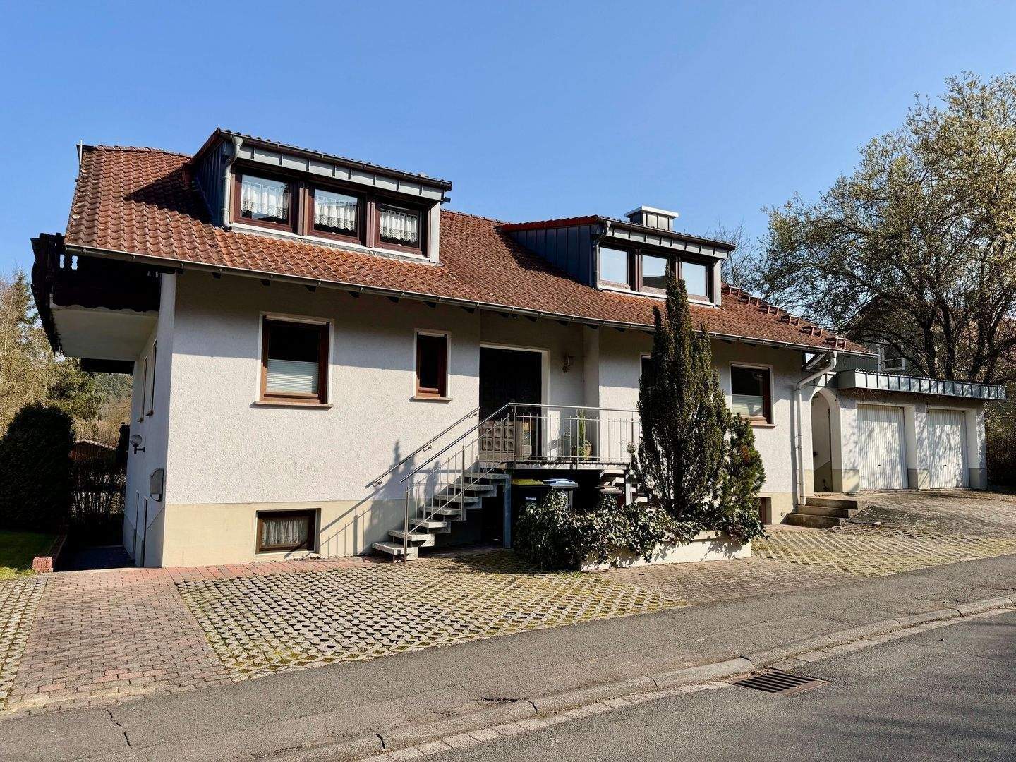 Immobilie in Großenlüder - Großzügiges Dreifamilienhaus,  ideal für Mehrgenerationen oder Kapitalanleger - Bild 1