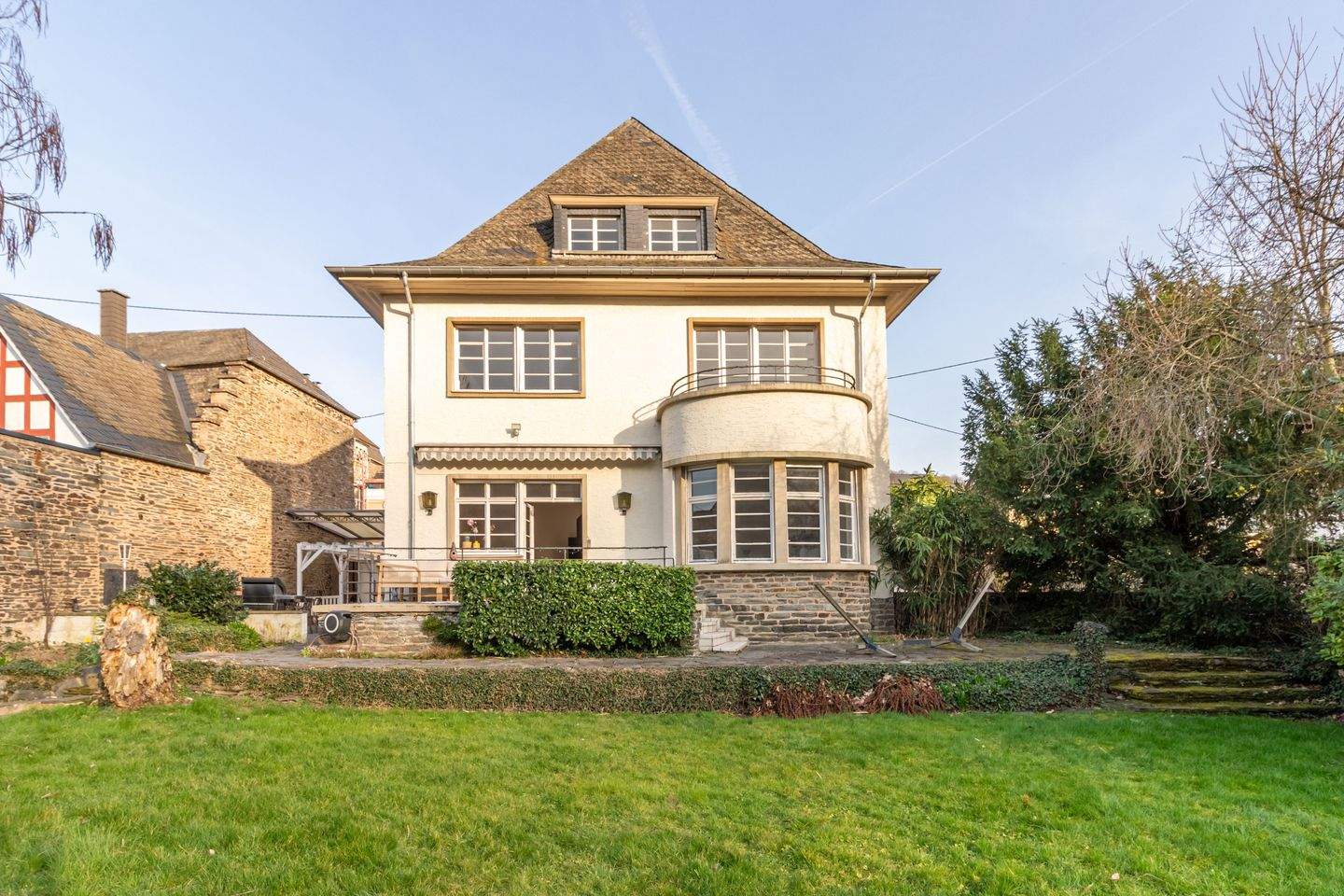 Immobilie in Neumagen-Dhron - Traumhaus mit Moselblick, großzügigem Garten und historischem Charakter - Bild 1