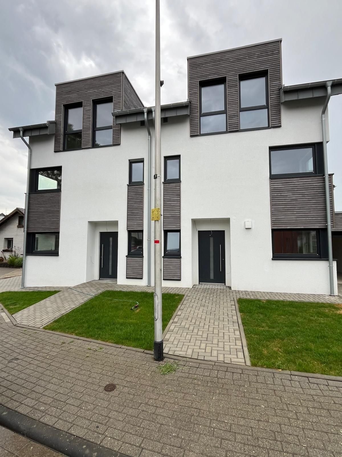 Doppelhaushälfte zur Miete 1.500 € 5 Zimmer 120 m²<br/>Wohnfläche 250 m²<br/>Grundstück ab sofort<br/>Verfügbarkeit Leiffarth Geilenkirchen 52511