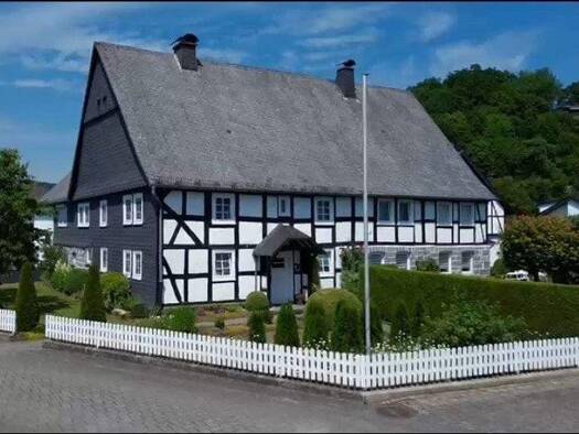 Bauernhaus zum Kauf 359.000 € 14 Zimmer 290 m² 1.793 m² Grundstück Berge Meschede 59872