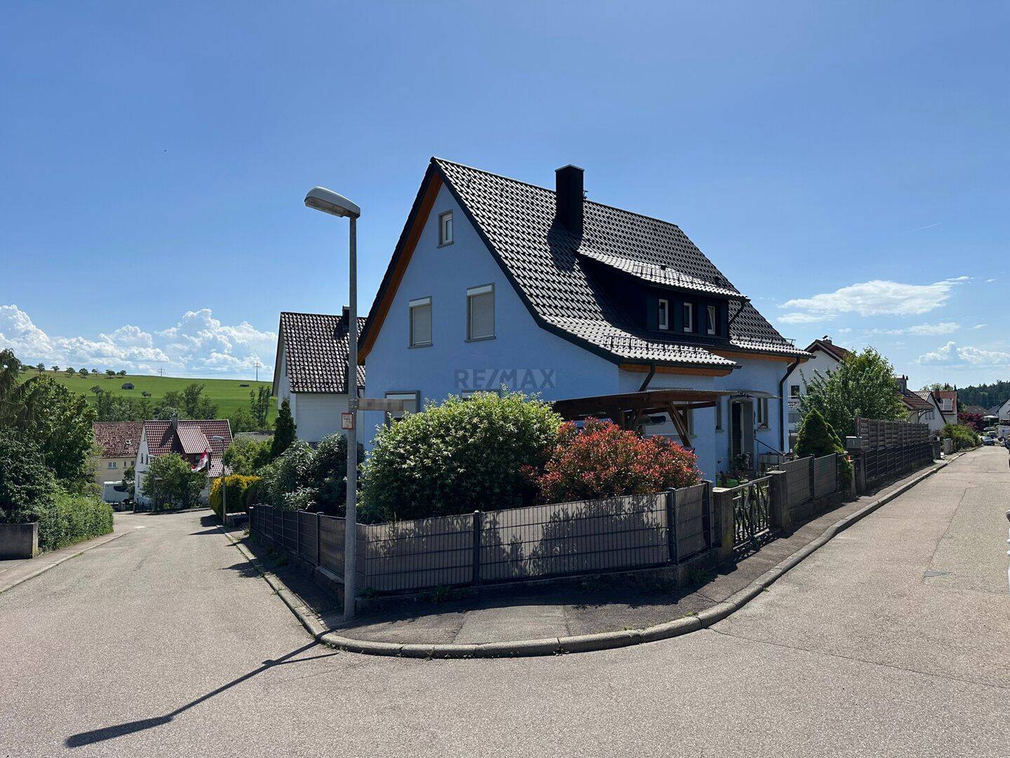 Charmantes Ein- bis Zweifamilienhaus mit großem Grundstück und Doppelgarage in ruhiger Lage