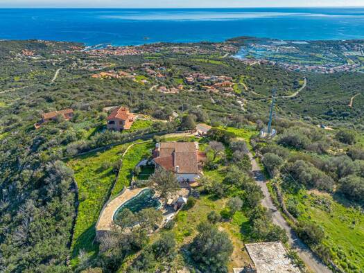 Haus zum Kauf 1.550.000 € 9 Zimmer 350 m² 4.000 m² Grundstück Luddui' 08020