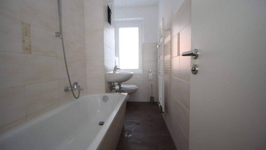 Wohnung zur Miete 364 € 3 Zimmer 57,8 m² 1. Geschoss frei ab sofort Bahnhofstraße 9 Reuth 08538