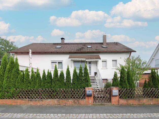 Mehrfamilienhaus zum Kauf als Kapitalanlage geeignet 448.000 € 6 Zimmer 205 m² 848,2 m² Grundstück Sassanfahrt Hirschaid 96114