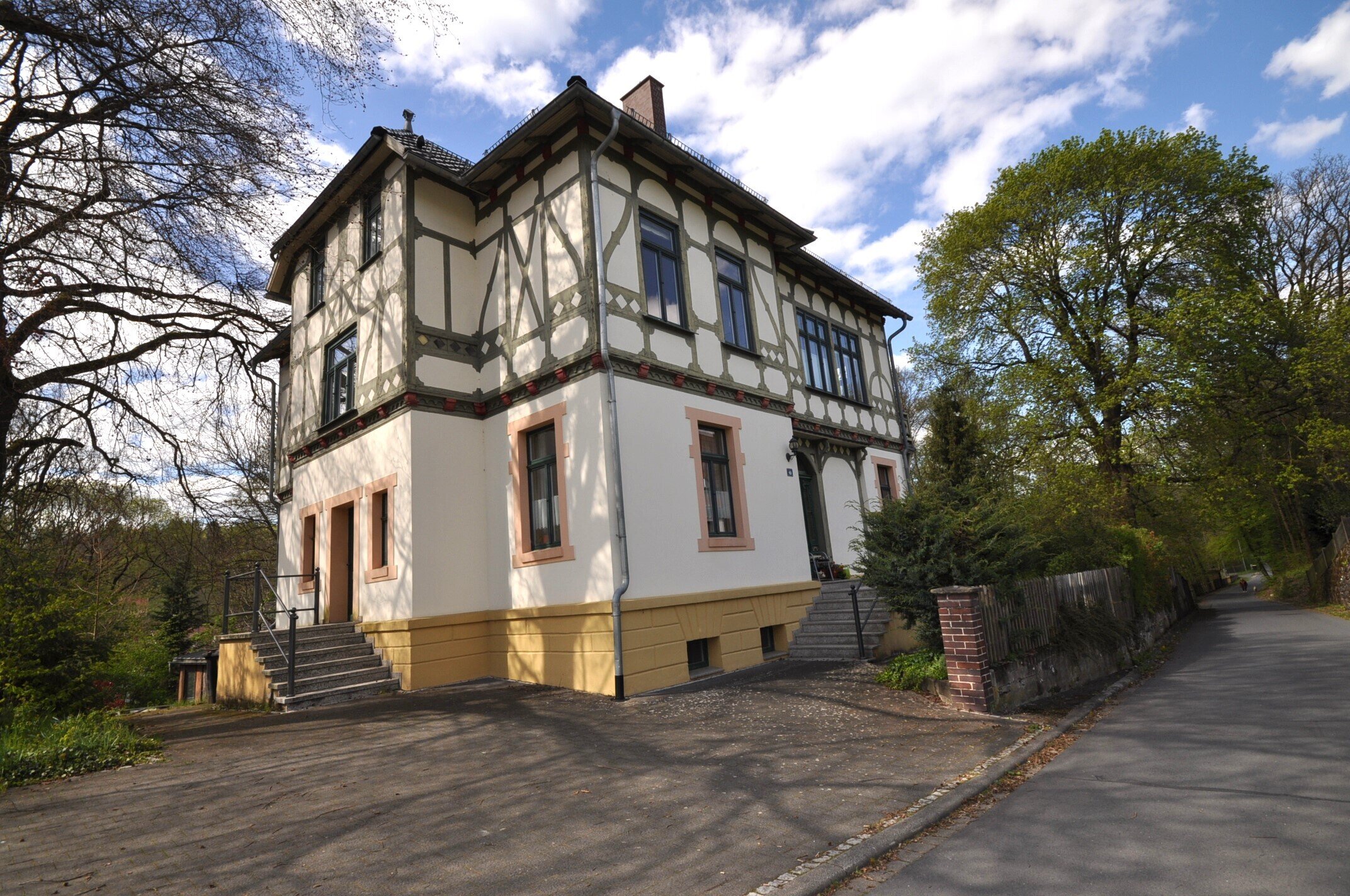 Haus zum Kauf 320.000 € 9 Zimmer 297,3 m²<br/>Wohnfläche 1.184 m²<br/>Grundstück Schleusingen Schleusingen 98553