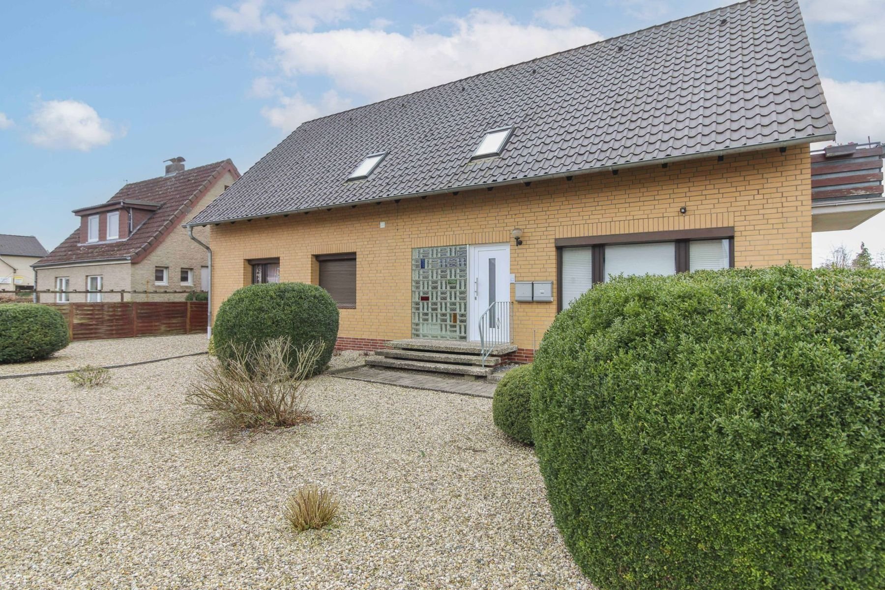 Mehrfamilienhaus zum Kauf 299.000 € 10 Zimmer 245,1 m²<br/>Wohnfläche 1.005 m²<br/>Grundstück Westerweyhe Uelzen 29525