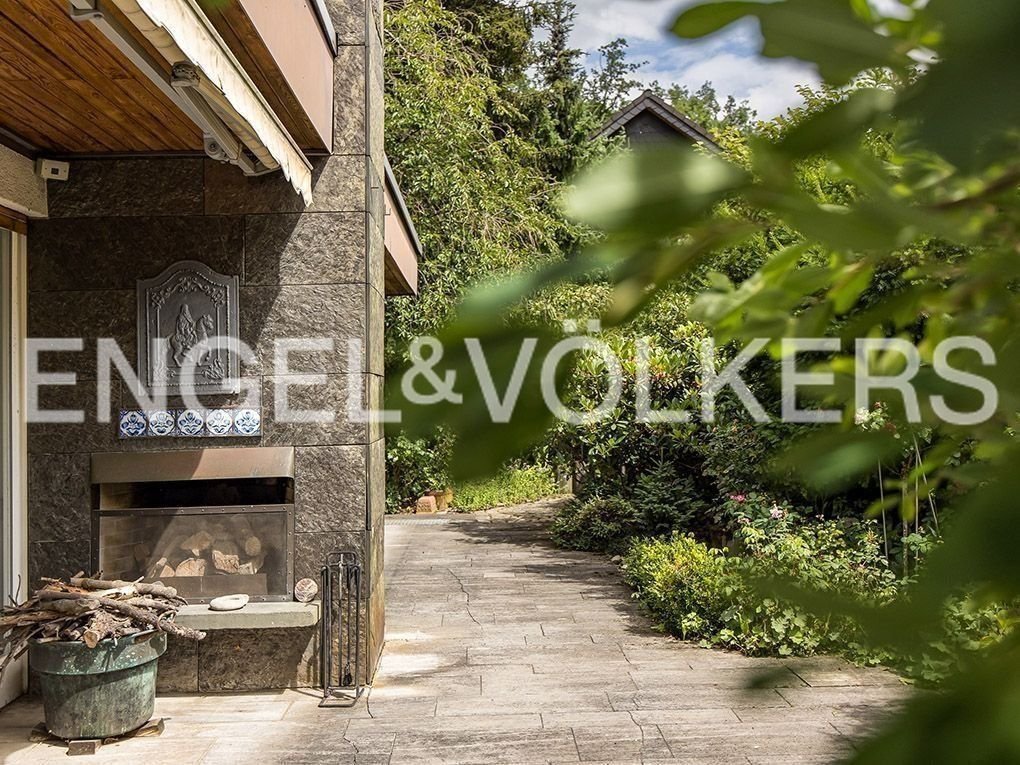 Villa zum Kauf 5 Zimmer 176 m²<br/>Wohnfläche 737 m²<br/>Grundstück ab sofort<br/>Verfügbarkeit Burgberg Erlangen 91054