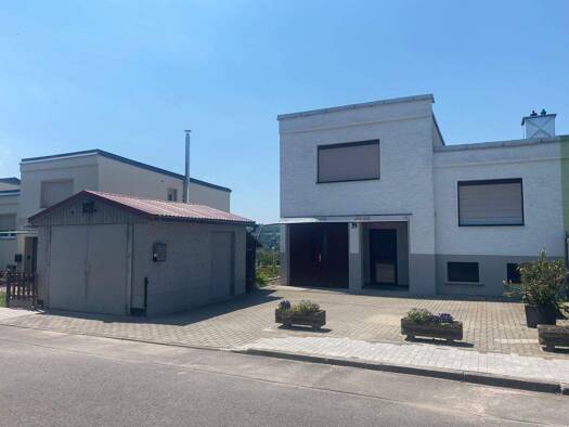 Doppelhaushälfte zum Kauf 98.000 € 8 Zimmer 129 m² 524 m² Grundstück frei ab sofort Themar 98660