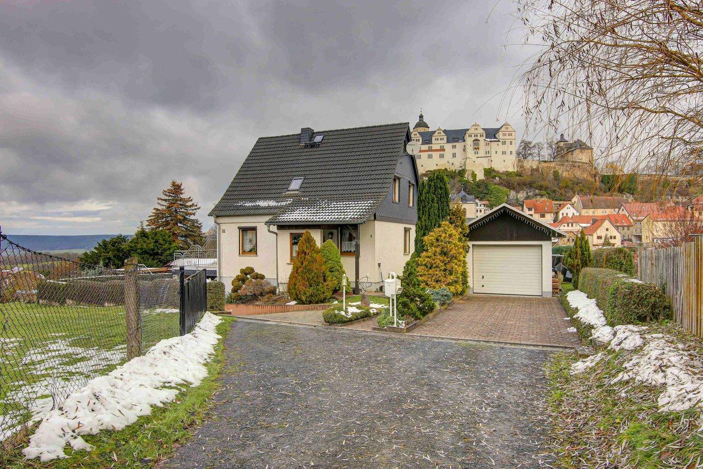 Immobilie in Ranis - Haus mit Burgblick in Ranis | EFH | Einfamilienhaus | gr. Garten | Küche EBK | Keller | Terrasse | ab sofort  - Bild 1