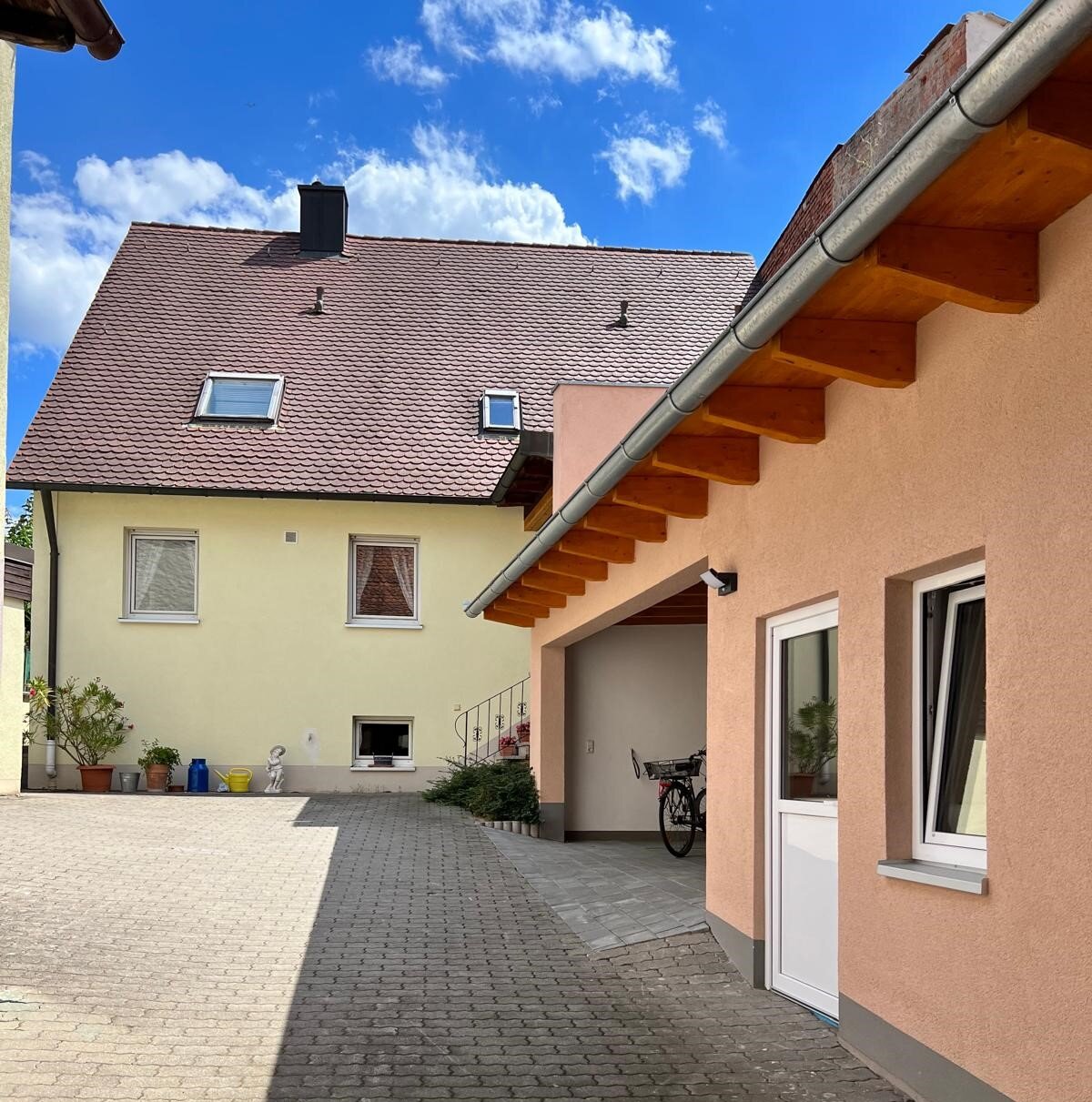 Haus zum Kauf 1.100.000 € 14 Zimmer 318 m²<br/>Wohnfläche 884 m²<br/>Grundstück ab sofort<br/>Verfügbarkeit Herzogenaurach 1 Herzogenaurach 91074