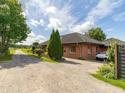 Einfamilienhaus zur Miete 1.700 € 4 Zimmer 138 m² 821 m² Grundstück Bäk 23909