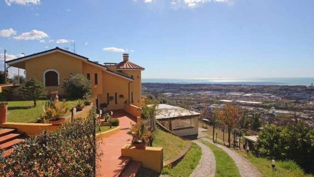 Villa zum Kauf 850.000 € 9 Zimmer 300 m² 2.000 m² Grundstück Massa 54100