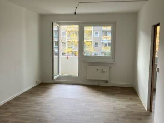 Wohnung zur Miete 380 € 3 Zimmer 68,9 m² 4. Geschoss frei ab 01.10.2026 Franz-Stephan-Straße 15 Lusan Gera 07549