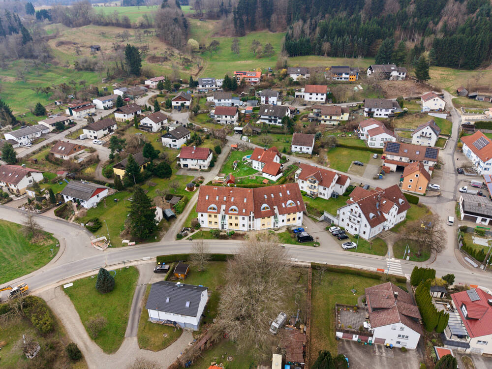 Immobilie in Wilhelmsdorf - Raumwunder - sofort verfügbar! 3-Zi.-Wohnung mit Ausbaupotential und sonnenverwöhnter Dachterrasse - Bild 1