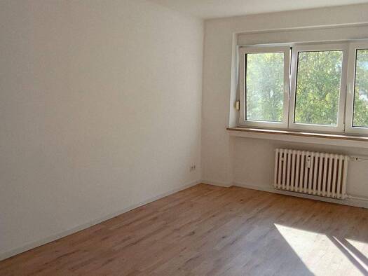 Wohnung zur Miete 675 € 3 Zimmer 77,3 m² 1. Geschoss frei ab sofort Thüringer Straße 2a Coburg 96450